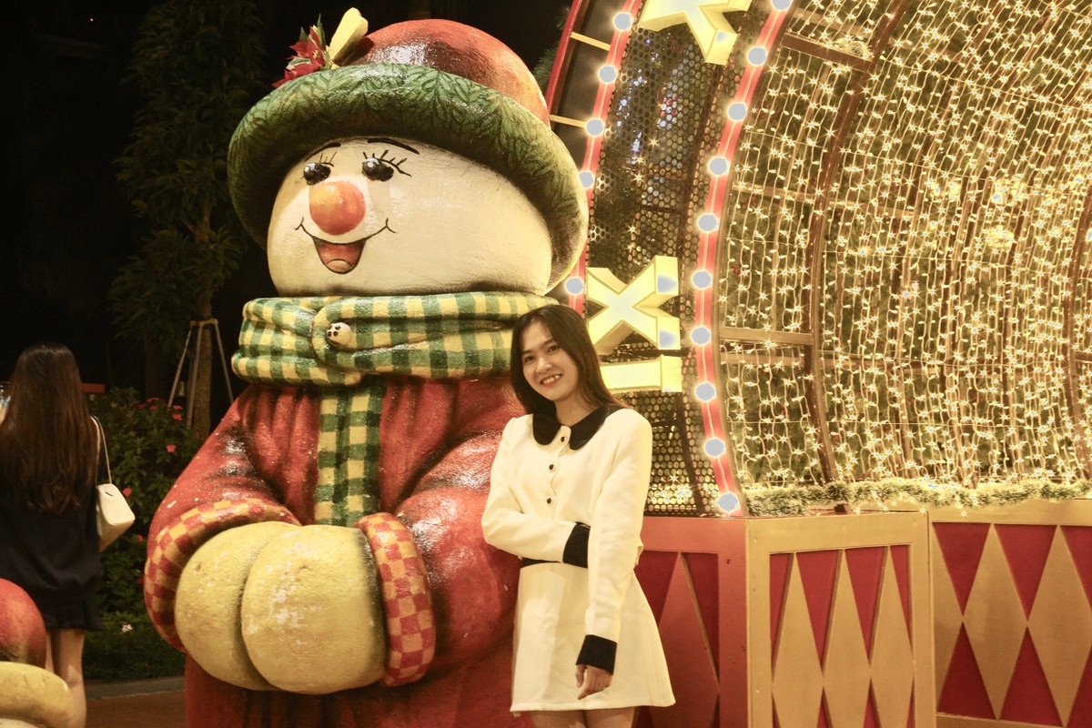 Bạn Đặng Thu Hiền, sinh viên năm 3 đến từ Quảng Trị cho biết: Thời tiết mấy hôm nay đẹp nên em đã rủ bạn bè cùng nhau đi dạo phố, chụp ảnh làm kỉ niệm. Phải tranh thủ chụp sớm chứ mấy hôm nữa đông thì rất khó để chụp được những bức ảnh ưng ý.