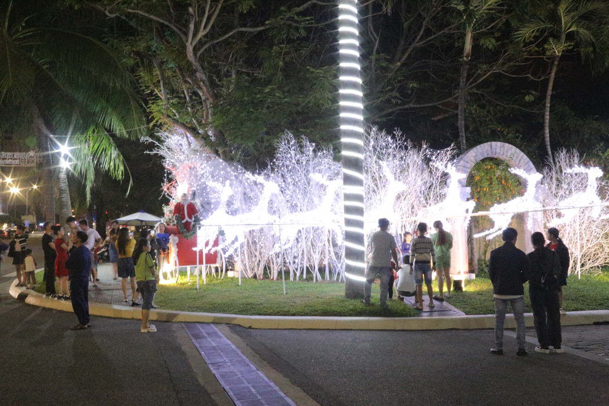 Đường Võ Nguyên Giáp (quận Sơn Trà, thành phố Đà Nẵng) lung linh trong ánh đèn với rất nhiều vật phẩm trang trí bắt mắt như ông già Noel với xe tuần lộc.