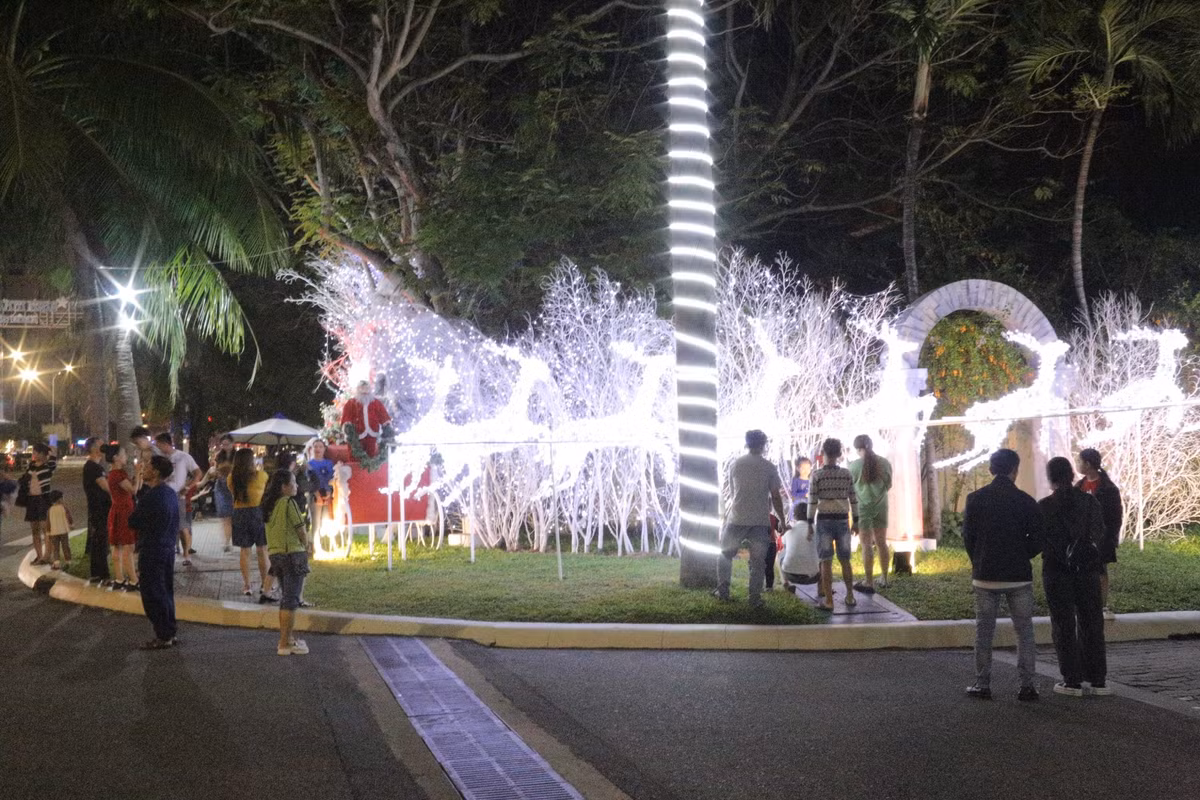 Đường Võ Nguyên Giáp (quận Sơn Trà, thành phố Đà Nẵng) lung linh trong ánh đèn với rất nhiều vật phẩm trang trí bắt mắt như ông già Noel với xe tuần lộc.