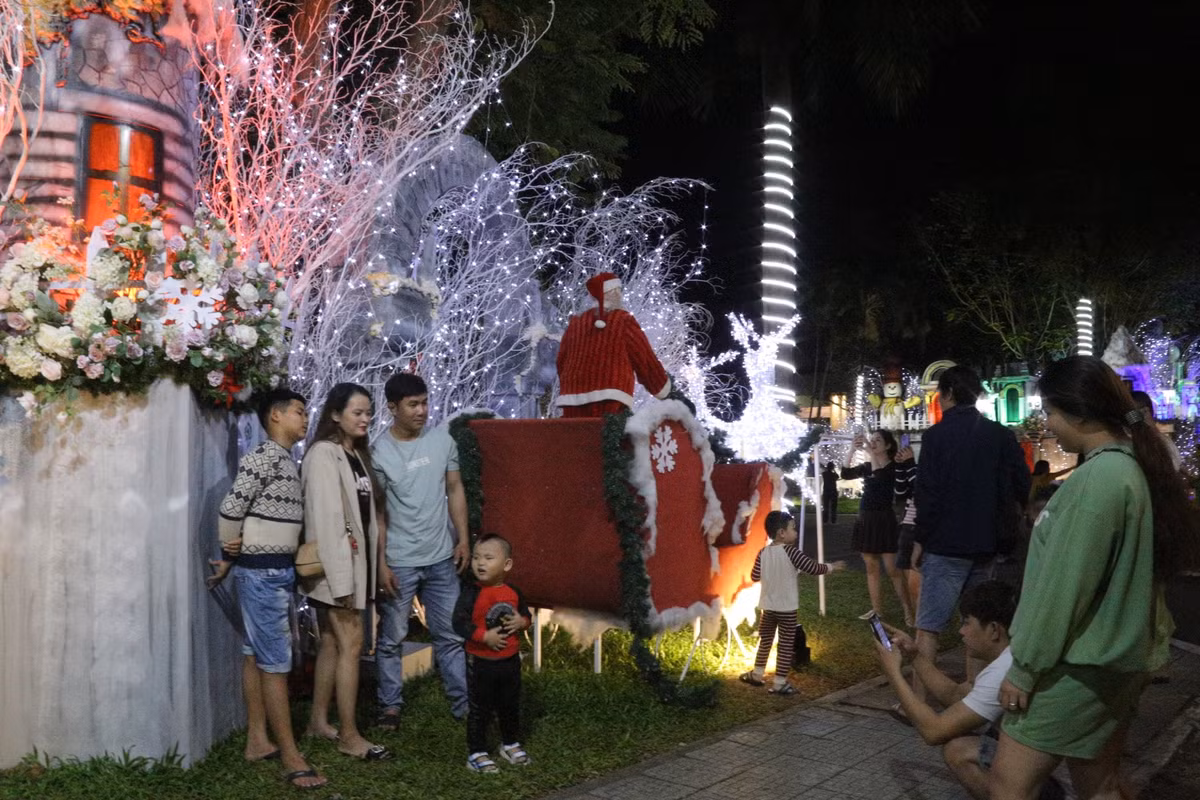 Không khí Noel đang rộn ràng, ngập tràn trên địa bàn thành phố Đà Nẵng.