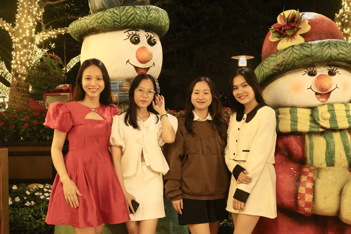 Dòng người tập trung vui chơi, check-in tại cây thông.