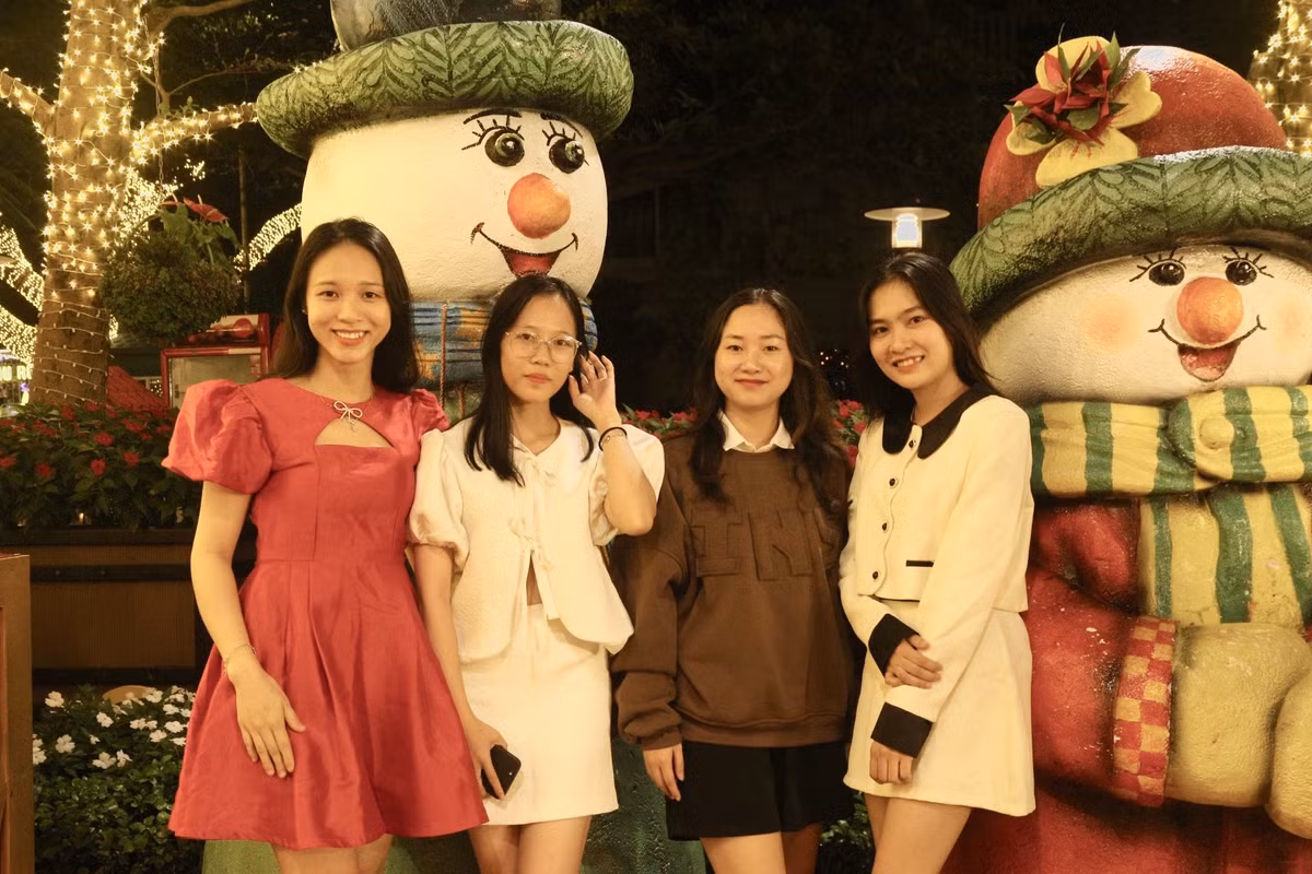 Dòng người tập trung vui chơi, check-in tại cây thông.