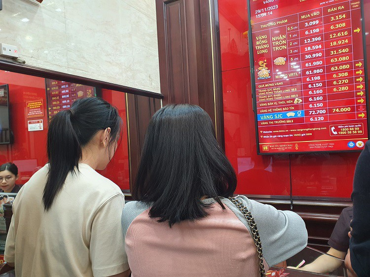 Gia vang cao nhat lich su: Dai gia om gan 2 ty dong mua vang cat ket-Hinh-4