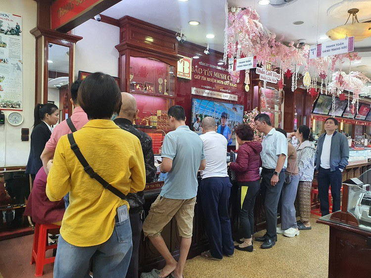 Gia vang cao nhat lich su: Dai gia om gan 2 ty dong mua vang cat ket-Hinh-8