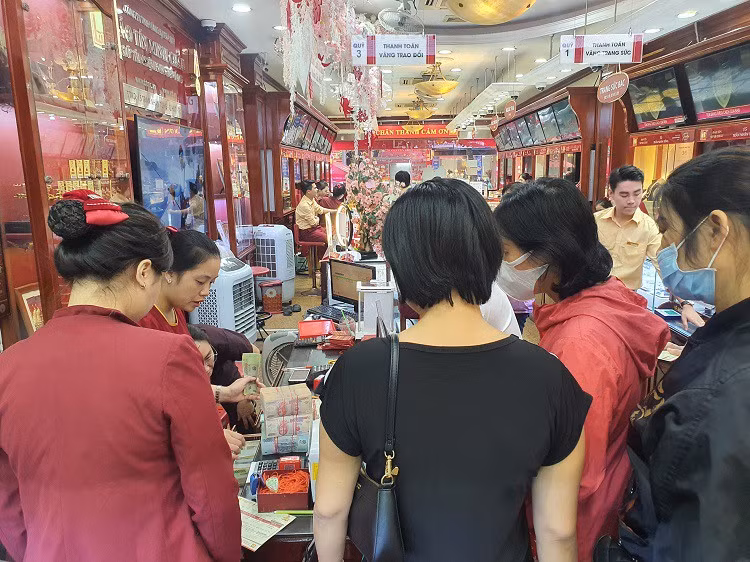 Gia vang cao nhat lich su: Dai gia om gan 2 ty dong mua vang cat ket-Hinh-6