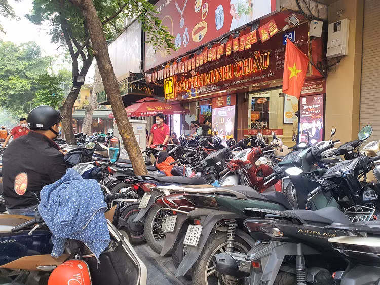 Gia vang cao nhat lich su: Dai gia om gan 2 ty dong mua vang cat ket