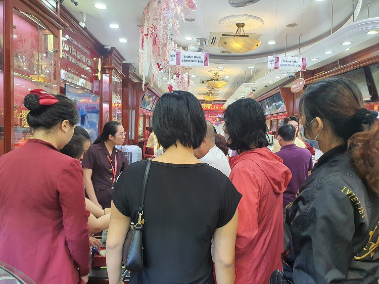 Gia vang cao nhat lich su: Dai gia om gan 2 ty dong mua vang cat ket-Hinh-5