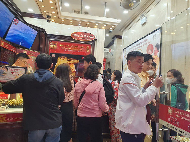 Gia vang cao nhat lich su: Dai gia om gan 2 ty dong mua vang cat ket-Hinh-3