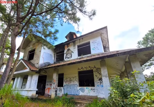 Thiếu người chăm sóc, phần tường các biệt thự trở thành "khung tranh" cho những người vẽ graffiti "múa cọ", vẽ những hình ảnh loang lổ khắp nơi.