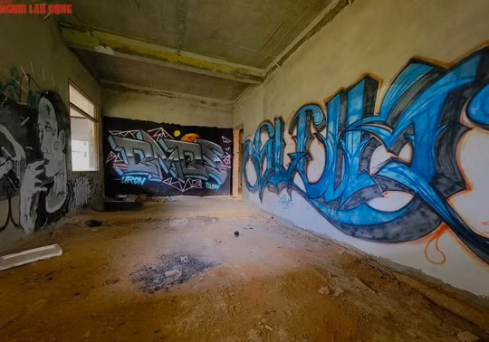 Bên trong, các mảng tường cũng dày đặt hình vẽ graffiti, nhiều căn phòng vẫn còn dấu tích than tro của việc đốt lửa trại. Đa phần những người đốt lửa ở đây là các nhóm thanh niên tò mò, muốn trải nghiệm cảm giác mạnh trong các biệt thự bỏ hoang.