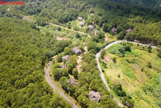 Cách không xa cụm 5 biệt thự là cụm 10 biệt thự khác (phía trên ảnh) cũng thuộc dự án của Công ty CP Tầm Nhìn Đại Dương làm chủ đầu tư.