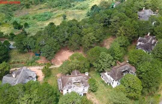 Trong ảnh là cụm 5 biệt thự đã hoàn thiện phần thô nhưng bỏ hoang đã lâu. Các biệt thự này thuộc 2 dự án “Kỳ quan thế giới và du lịch nghỉ dưỡng cao cấp”, “Công viên hoa - Kỳ quan thế giới và nghỉ dưỡng sinh thái” của Công ty CP Tầm Nhìn Đại Dương.