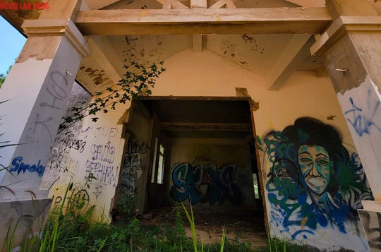 Mỗi khi chiều xuống, ít ai dám vào khu vực dự án vì tiếng gió rừng thông rì rào, ánh sáng chập choạng và hình ảnh rờn rợn vẽ trên tường.