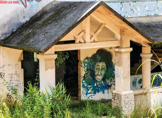 Nằm dưới những tán rừng không bóng người, cỏ dại giăng phủ khắp nơi kết hợp với những hình vẽ kì quái khiến khu vực này có phần ma mị, được nhiều người gọi là "biệt thự ma".