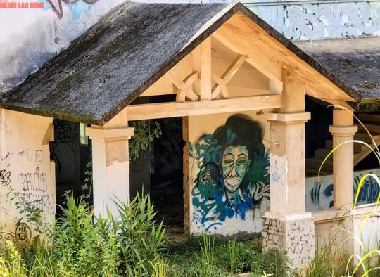 Nằm dưới những tán rừng không bóng người, cỏ dại giăng phủ khắp nơi kết hợp với những hình vẽ kì quái khiến khu vực này có phần ma mị, được nhiều người gọi là "biệt thự ma".