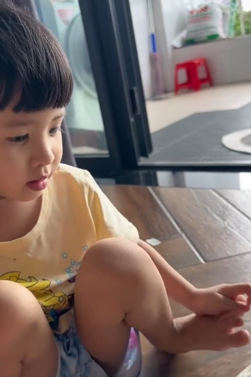 Con gai Thien An tro tai doc Tieng Anh cuc xin-Hinh-7