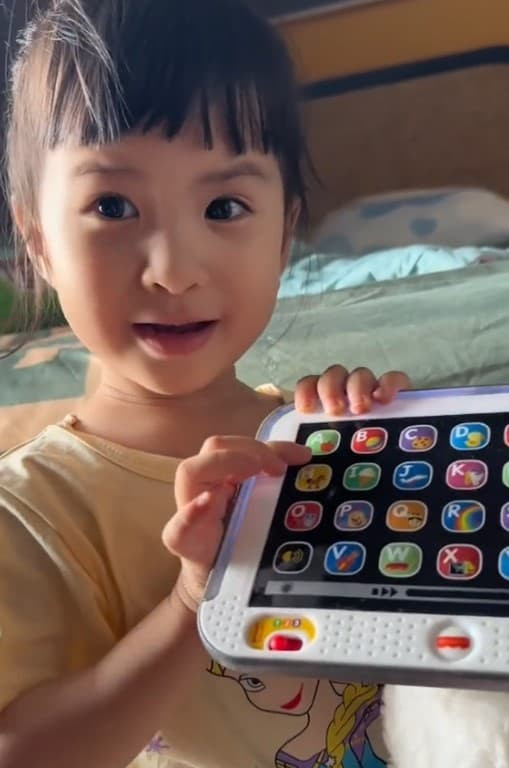 Con gai Thien An tro tai doc Tieng Anh cuc xin