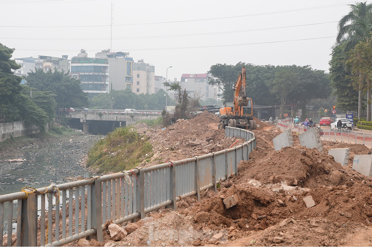 Theo ghi nhận của Tiền Phong chiều 22/11, nhiều đoạn kênh dẫn La Khê đi qua địa bàn quận Hà Đông đến hiện tại vẫn còn đang thi công dang dở, đường đi ngổn ngang đất đá.