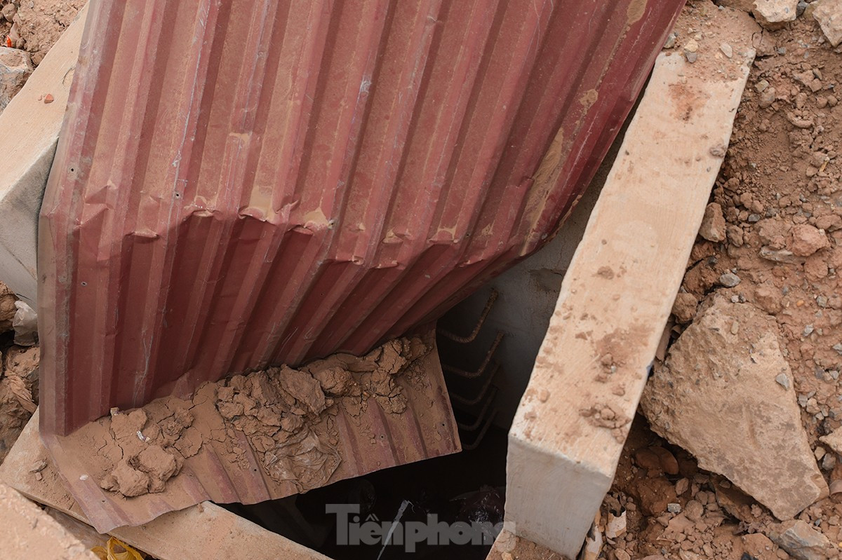 Nhiều cống sâu 4-5m án ngữ sát mặt đường nhưng biện pháp an toàn thực hiện rất sơ sài, gây nguy hiểm cho người dân, đặc biệt vào ban đêm.