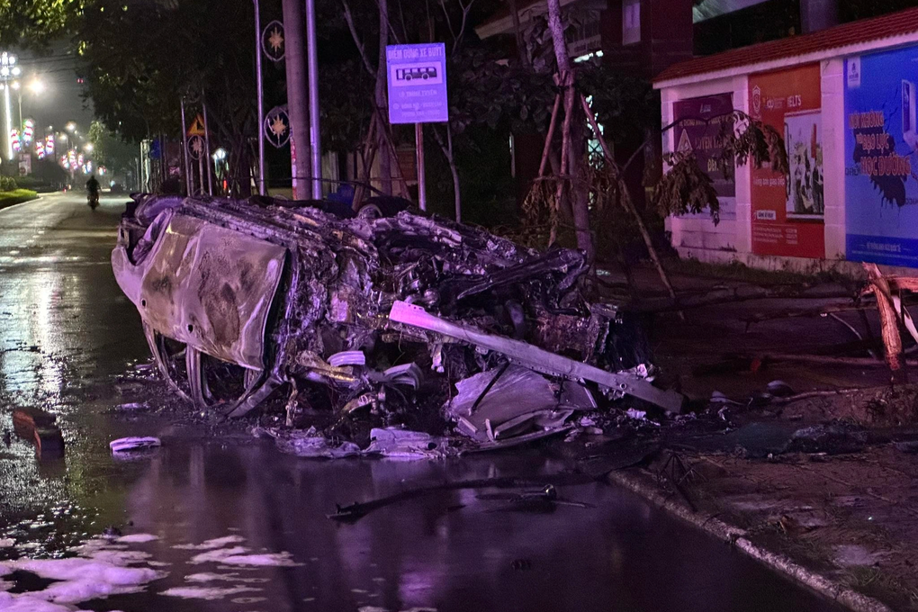 Xe Mercedes lat nhieu vong roi chay du doi, 6 nguoi thoat nan-Hinh-2