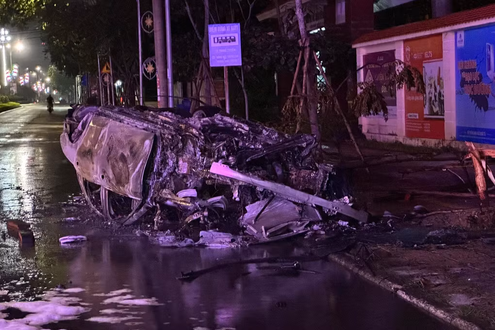 Xe Mercedes lat nhieu vong roi chay du doi, 6 nguoi thoat nan-Hinh-2