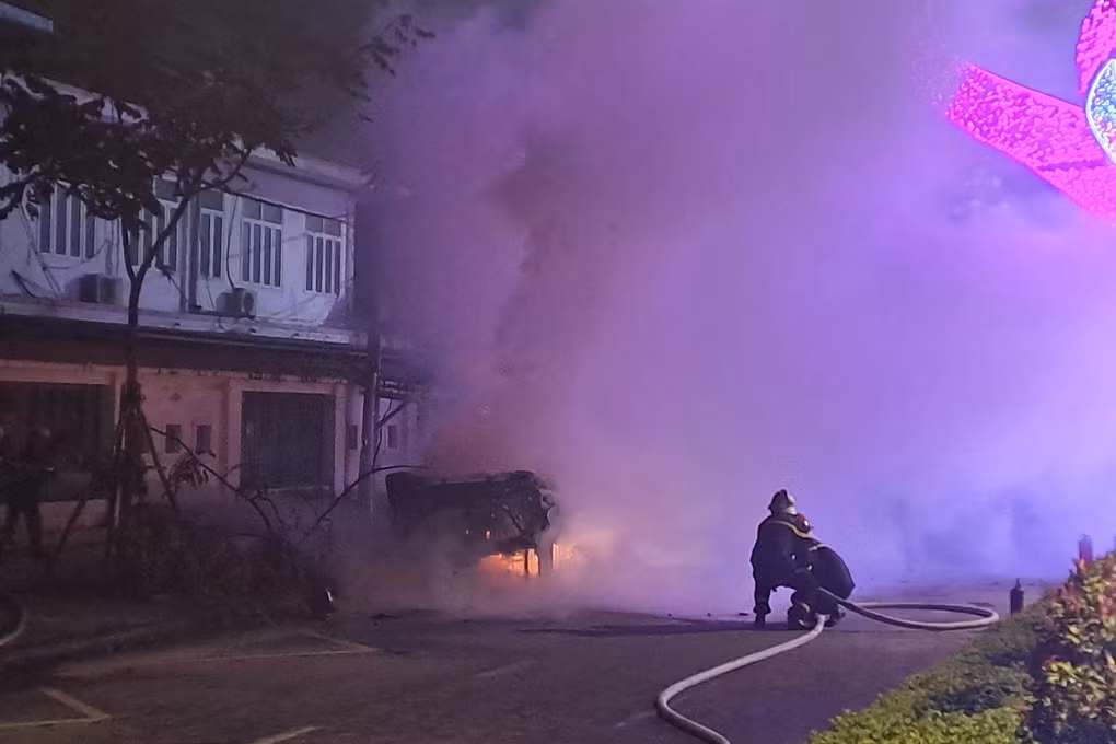 Xe Mercedes lat nhieu vong roi chay du doi, 6 nguoi thoat nan