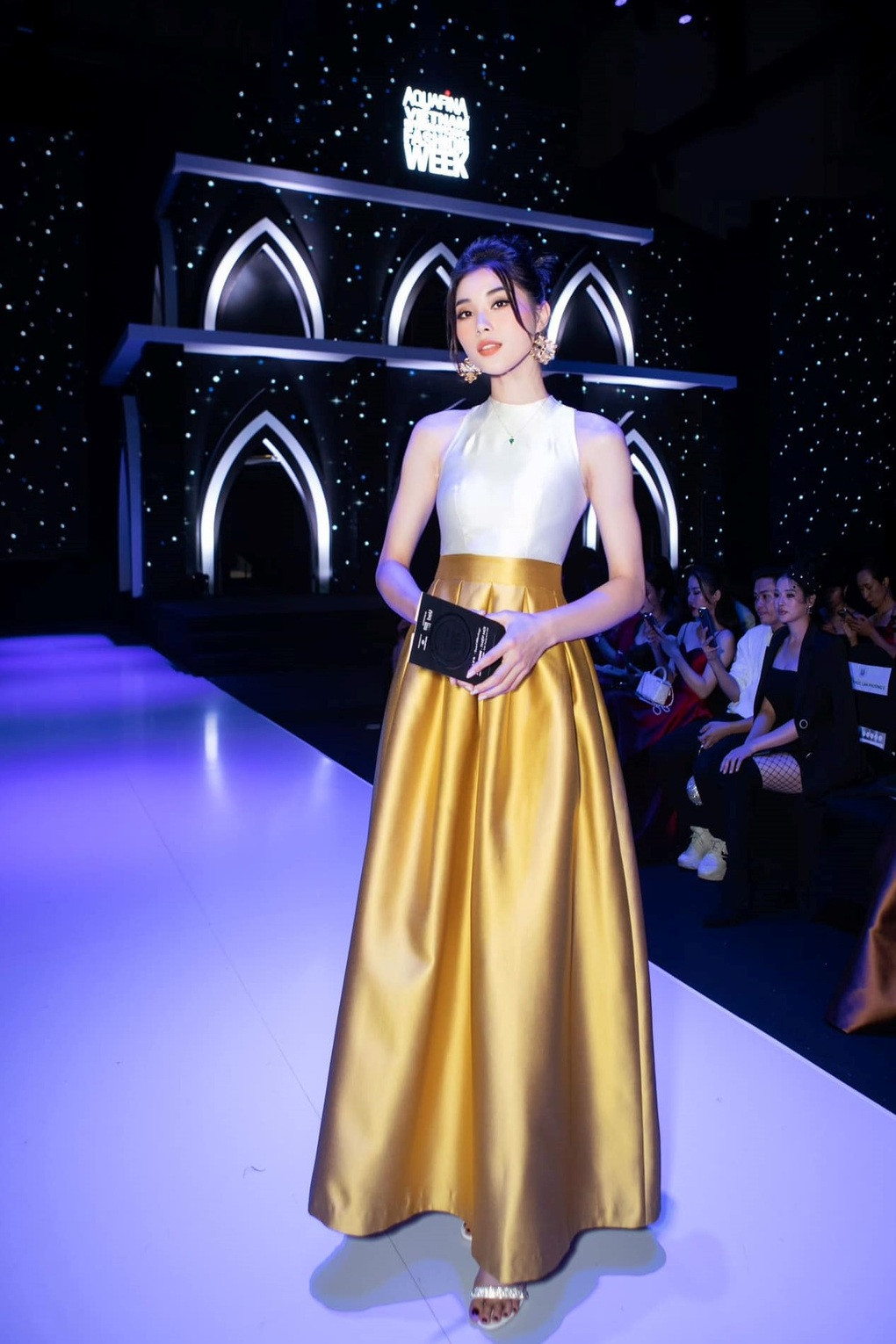 Đặng Thu Huyền trông năng động, cá tính nhưng không kém phần gợi cảm trong các outfit (trang phục) ưa thích như áo quây, croptop, váy cúp ngực. Cô cũng thường mang phụ kiện là túi hàng hiệu đắt tiền. Đặng Thu Huyền cũng được mời xuất hiện tại các sự kiện thời trang lớn và thể hiện khả năng catwalk. Cô nhận thấy bản thân có sự thay đổi tích cực sau khi bén duyên với các hoạt động giải trí, từ khá rụt rè trở nên năng động, hoạt bát hơn.