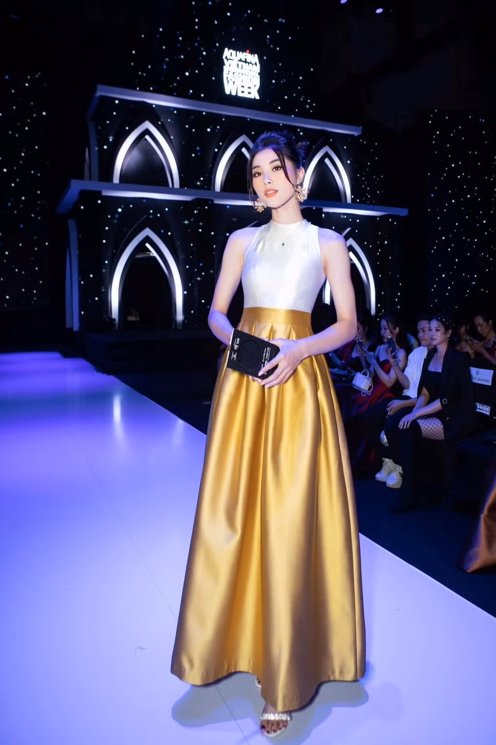 Đặng Thu Huyền trông năng động, cá tính nhưng không kém phần gợi cảm trong các outfit (trang phục) ưa thích như áo quây, croptop, váy cúp ngực. Cô cũng thường mang phụ kiện là túi hàng hiệu đắt tiền. Đặng Thu Huyền cũng được mời xuất hiện tại các sự kiện thời trang lớn và thể hiện khả năng catwalk. Cô nhận thấy bản thân có sự thay đổi tích cực sau khi bén duyên với các hoạt động giải trí, từ khá rụt rè trở nên năng động, hoạt bát hơn.