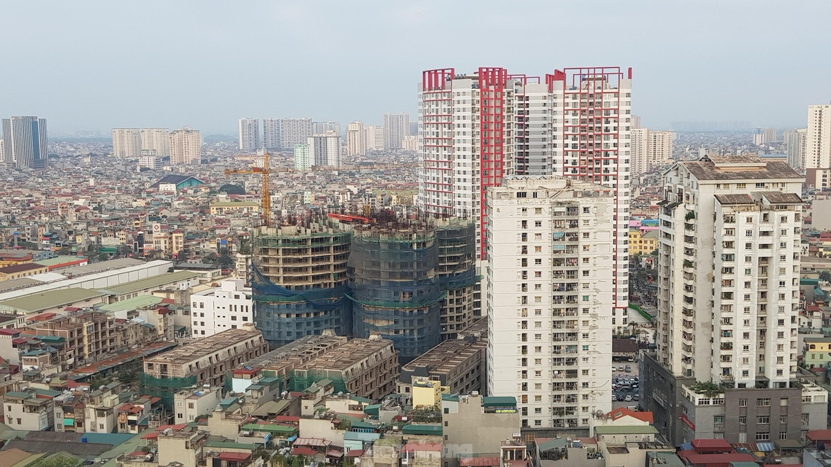 Dự án chia làm 2 giai đoạn, giai đoạn 1 triển khai từ năm 2016 gồm 3 tòa IP1 (kí hiệu CT), tòa IP2 (kí hiệu HH2 ) và tòa IP3 (kí hiệu HH1 ) cao 29 tầng (tên thương mại là chung cư Imperial Plaza) hiện đã đưa vào sử dụng. Trong khi đó giai đoạn 2 chủ đầu tư cho xây dựng tòa IP4 (ký hiệu HH3 – chung cư Skyview Plaza) từ quý III/2017. Đến cuối năm 2018 tòa cao ốc này xây đến tầng 14 thì bất ngờ tạm dừng và nằm “đắp chiếu”. Ảnh tư liệu.