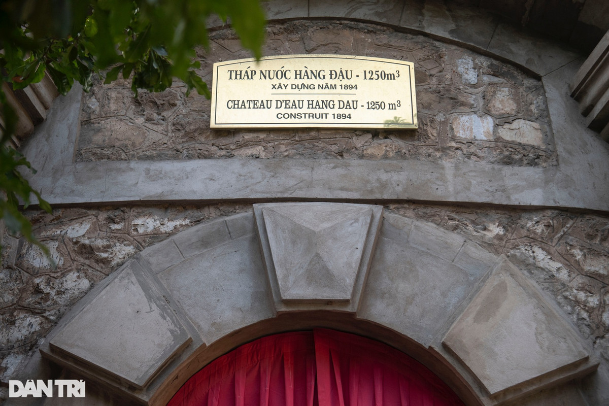 Tháp nước Hàng Đậu là một trong những công trình kiến trúc cổ của Hà Nội do người Pháp xây dựng. Tháp có đài nước bằng thép dung tích 1.250m3, trên đỉnh 8 bức tường đá, hệ thống đường ống dẫn lên, xuống có những van sắt.