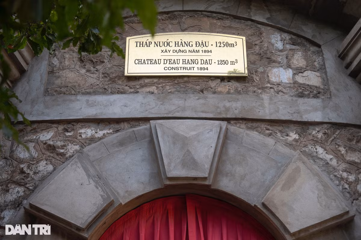 Tháp nước Hàng Đậu là một trong những công trình kiến trúc cổ của Hà Nội do người Pháp xây dựng. Tháp có đài nước bằng thép dung tích 1.250m3, trên đỉnh 8 bức tường đá, hệ thống đường ống dẫn lên, xuống có những van sắt.