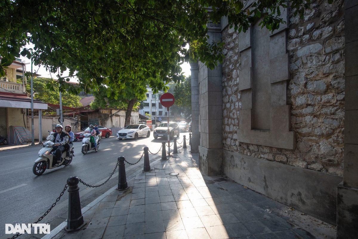 Anh Quang Khải, nhân viên giám sát việc tu sửa, cho biết sau nhiều lần dọn dẹp tháp nước Hàng Đậu đã sạch sẽ hơn rất nhiều. "Việc tu sửa tháp nước Hàng Đậu sẽ giữ nguyên kiến trúc trước đây", Quang Khải nói.