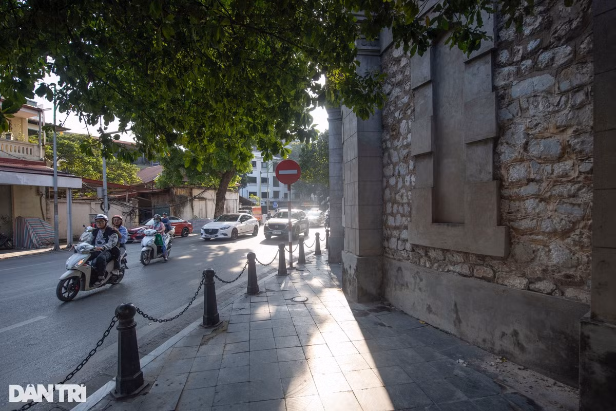 Anh Quang Khải, nhân viên giám sát việc tu sửa, cho biết sau nhiều lần dọn dẹp tháp nước Hàng Đậu đã sạch sẽ hơn rất nhiều. "Việc tu sửa tháp nước Hàng Đậu sẽ giữ nguyên kiến trúc trước đây", Quang Khải nói.