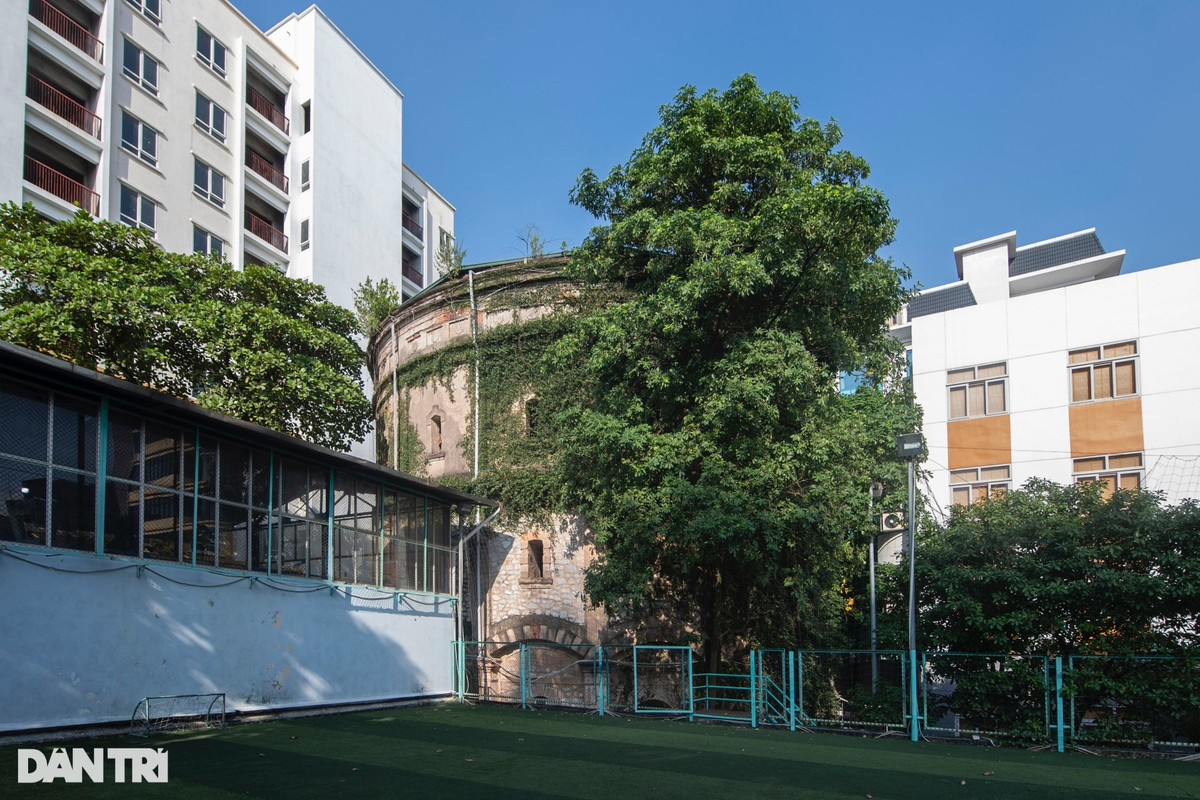 Cùng song sinh với tháp nước Hàng Đậu là tháp nước Đồn Thủy. Tuy nhiên tháp nước Đồn Thủy ít được biết đến bởi lúc mới xây, tháp nằm trong khu Đồn Thủy, là trại lính của viên chỉ huy Henri Rivière đóng quân khi quân Pháp chuẩn bị đánh chiếm thành Hà Nội.