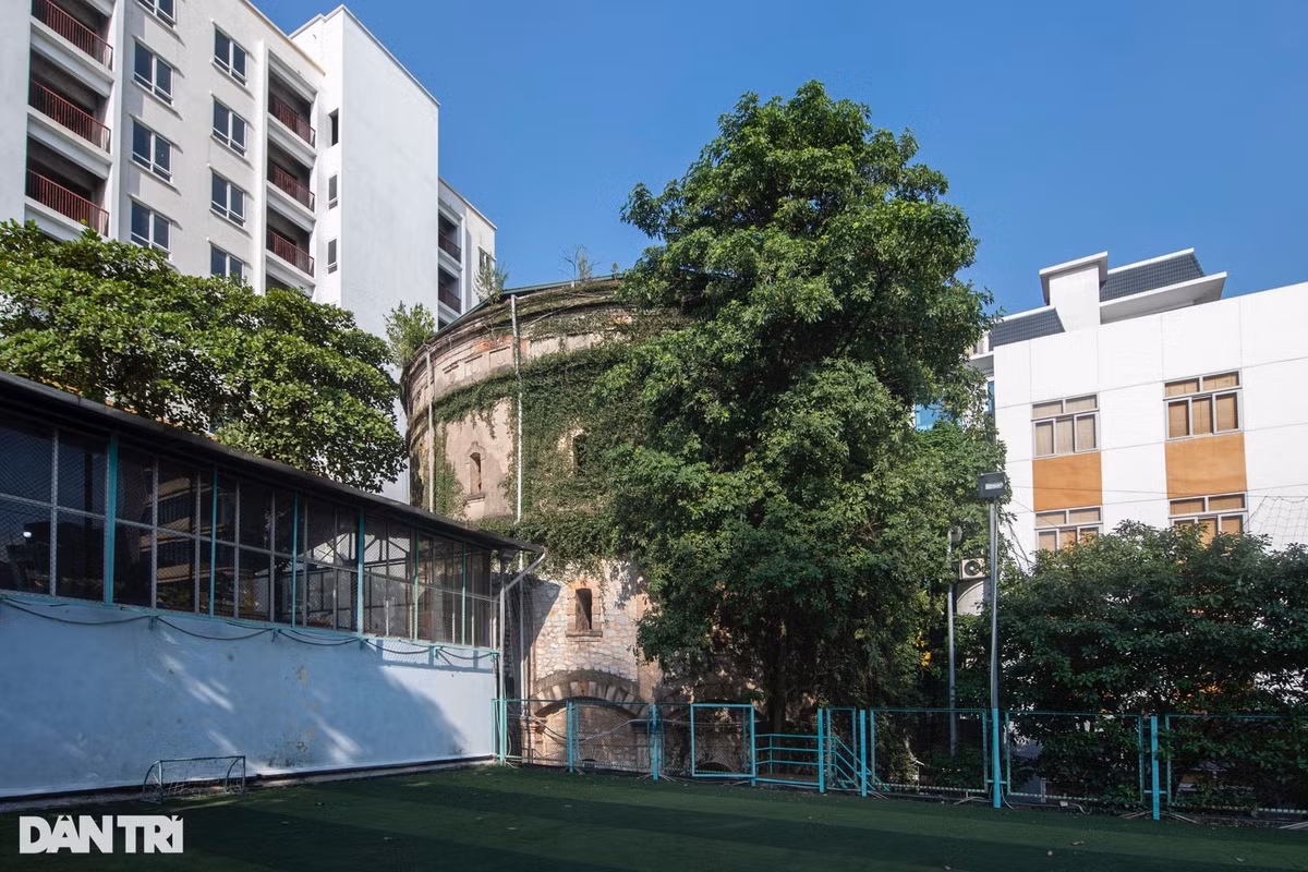 Cùng song sinh với tháp nước Hàng Đậu là tháp nước Đồn Thủy. Tuy nhiên tháp nước Đồn Thủy ít được biết đến bởi lúc mới xây, tháp nằm trong khu Đồn Thủy, là trại lính của viên chỉ huy Henri Rivière đóng quân khi quân Pháp chuẩn bị đánh chiếm thành Hà Nội.