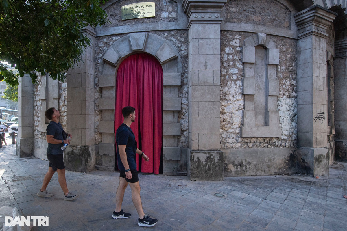 Sau khi hoàn thiện phần tu sửa bên ngoài tháp nước Hàng Đậu nhận được nhiều sự chú ý của du khách, nhất là khách nước ngoài mỗi khi đi ngang qua.