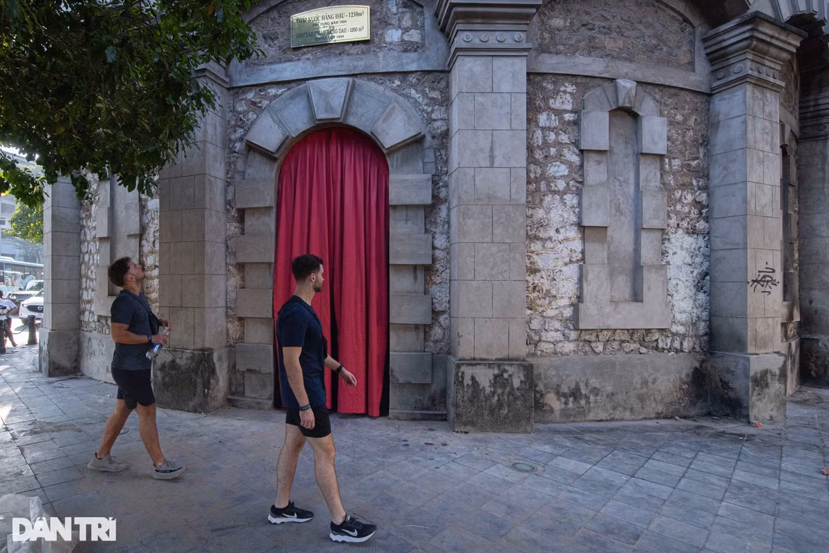 Sau khi hoàn thiện phần tu sửa bên ngoài tháp nước Hàng Đậu nhận được nhiều sự chú ý của du khách, nhất là khách nước ngoài mỗi khi đi ngang qua.