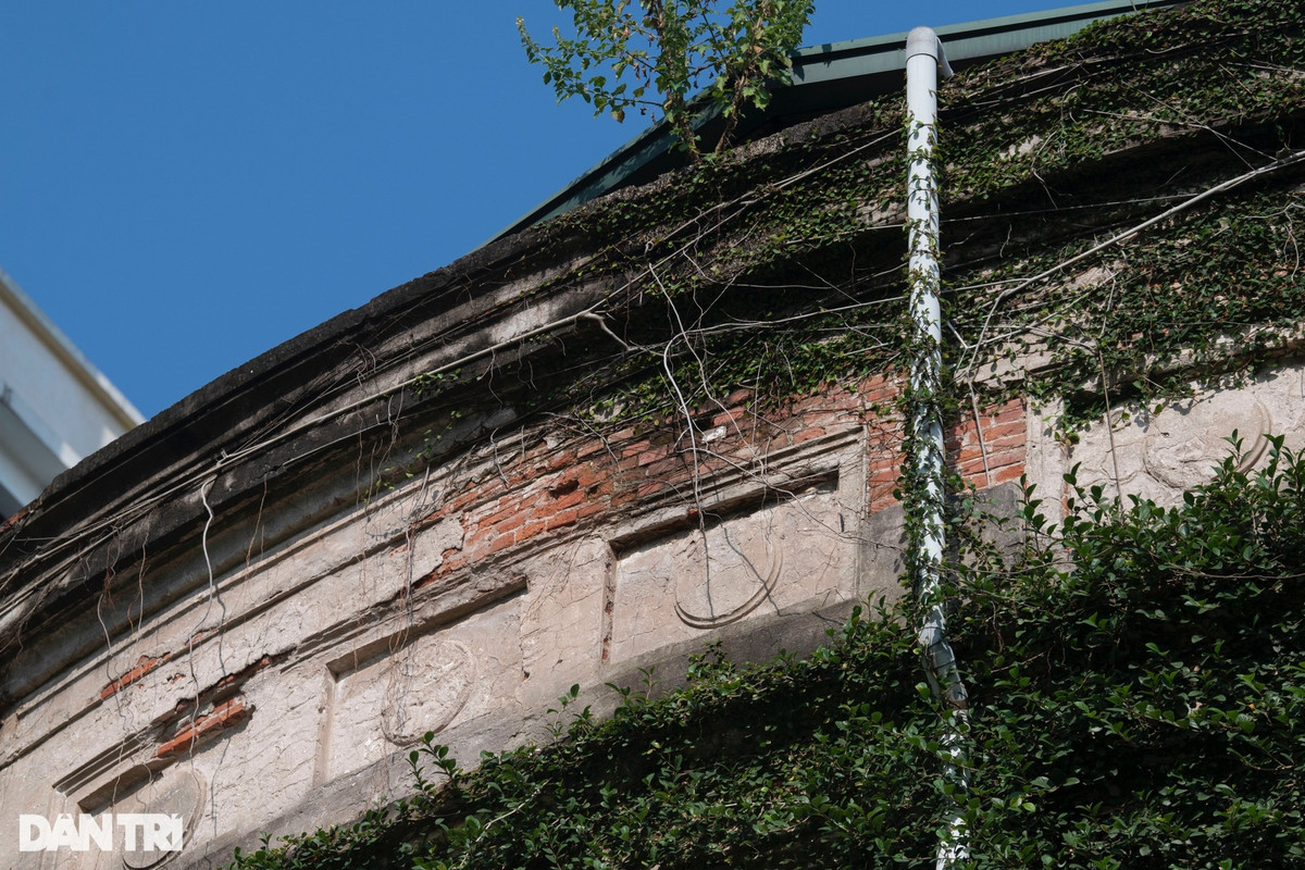 Hiện một số khu vực của tháp nước Đồn Thủy đã xuống cấp, nhưng vẫn giữ được dáng vẻ cổ kính.