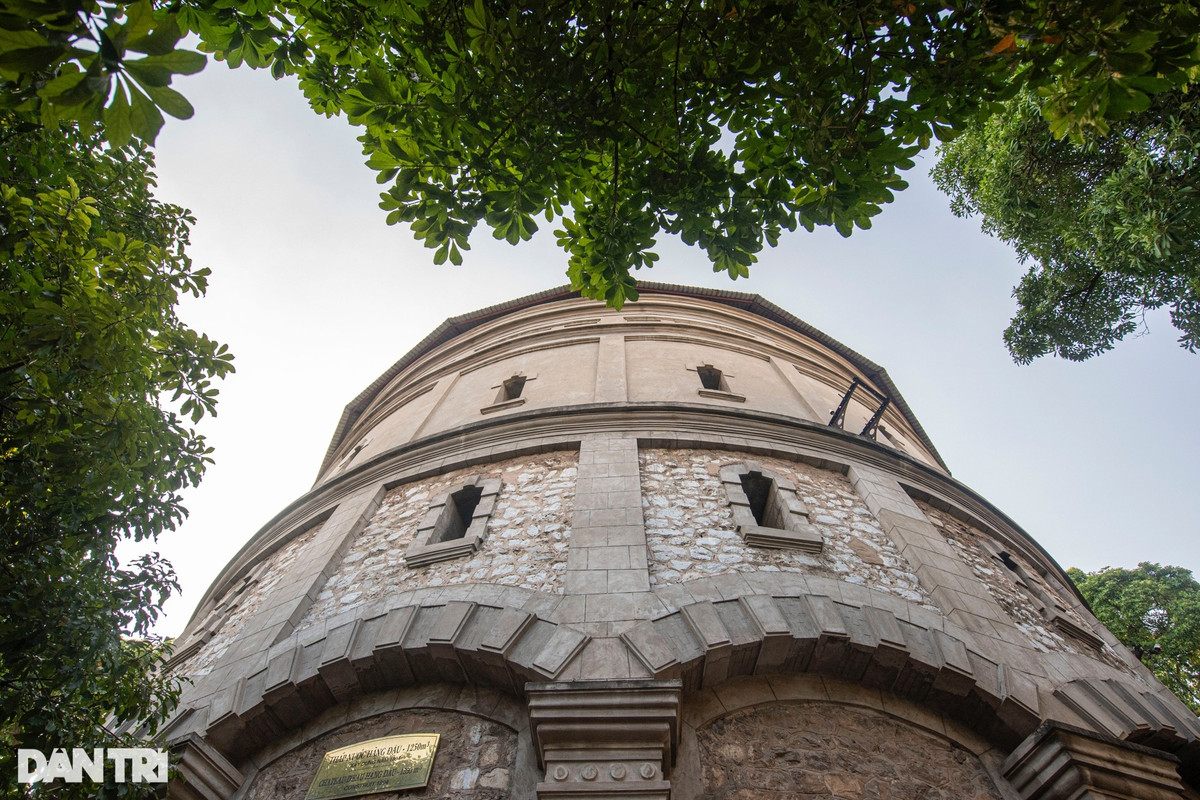 Ghi nhận của phóng viên Dân trí, qua tu sửa, phần tầng 2 của tháp nước Hàng Đậu có lớp "áo" mới, không còn lộ đá như tầng 1. "Trước đây, tháp nước Hàng Đậu rất bẩn, là nơi tập kết rác, phóng uế của nhiều người. Sau khi được tu sửa tôi thấy nơi này rất sạch, đẹp, hi vọng đây là điểm đến mới của du khách khi đến Hà Nội", anh Hoàng Sỹ Thành (31 tuổi, trú phố Hàng Than, Hà Nội) chia sẻ.