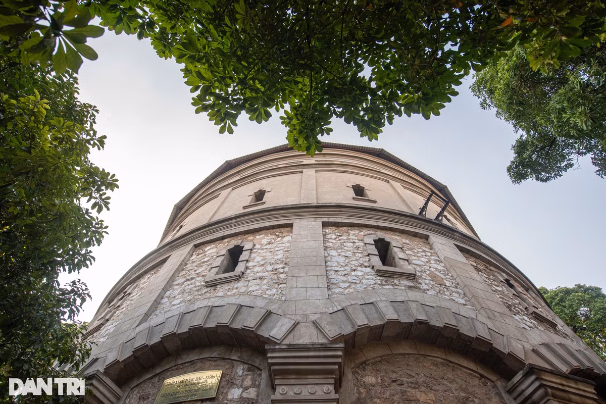 Ghi nhận của phóng viên Dân trí, qua tu sửa, phần tầng 2 của tháp nước Hàng Đậu có lớp "áo" mới, không còn lộ đá như tầng 1. "Trước đây, tháp nước Hàng Đậu rất bẩn, là nơi tập kết rác, phóng uế của nhiều người. Sau khi được tu sửa tôi thấy nơi này rất sạch, đẹp, hi vọng đây là điểm đến mới của du khách khi đến Hà Nội", anh Hoàng Sỹ Thành (31 tuổi, trú phố Hàng Than, Hà Nội) chia sẻ.