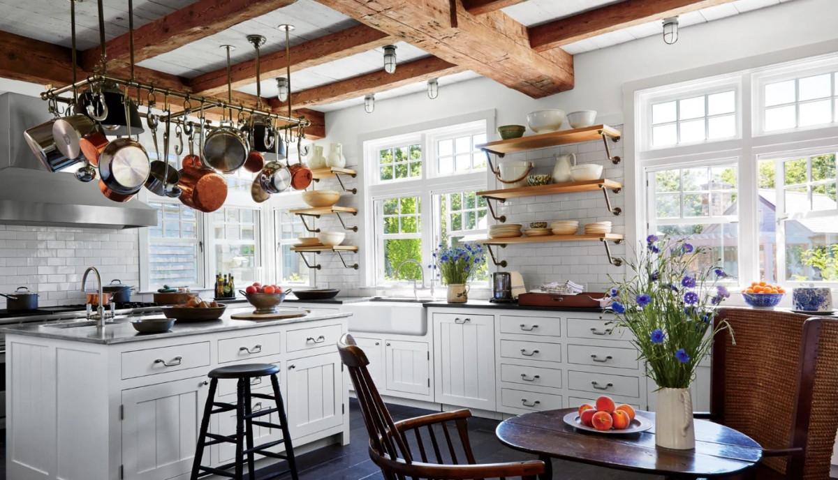 Nếu bạn đang phân vân không biết nên sử dụng màu sắc nào cho căn phòng bếp, màu trắng có lẽ là lựa chọn hoàn hảo nhất. Màu trắng là màu nền, để chủ nhà thỏa sức sáng tạo khi thiết kế phòng bếp. Hơn nữa, sắc màu này cũng khiến không giam bếp trở nên rộng rãi hơn.