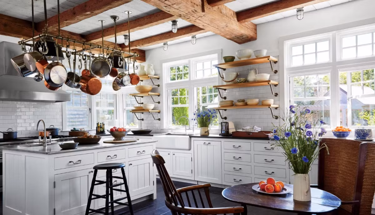 Nếu bạn đang phân vân không biết nên sử dụng màu sắc nào cho căn phòng bếp, màu trắng có lẽ là lựa chọn hoàn hảo nhất. Màu trắng là màu nền, để chủ nhà thỏa sức sáng tạo khi thiết kế phòng bếp. Hơn nữa, sắc màu này cũng khiến không giam bếp trở nên rộng rãi hơn.