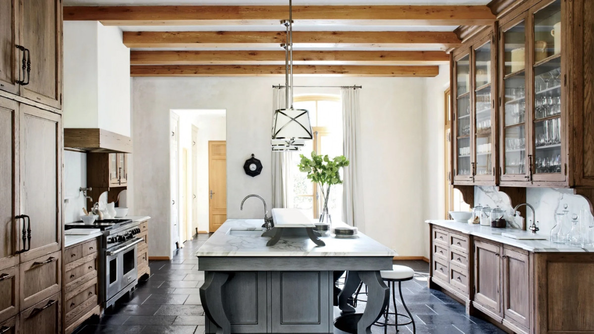 Mỗi loại tủ bếp đều có vẻ đẹp riêng tùy thuộc vào phong cách thiết kế. Tủ bếp gỗ tự nhiên có nét đẹp tinh tế và hoang sơ với vân gỗ đầy nghệ thuật. Màu nâu của tủ bếp kết hợp hoàn hảo với bàn đá và sàn nhà cẩm thạch.