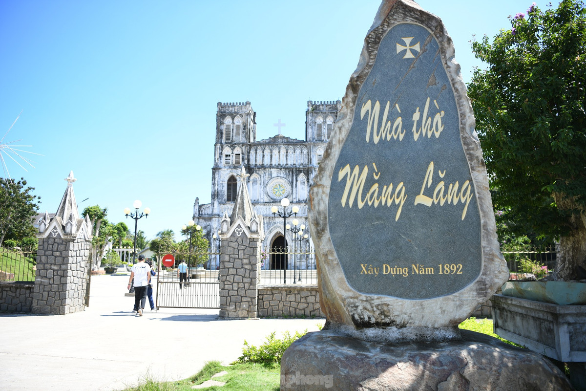 Nhà thờ Mằng Lăng tại xã An Thạch, huyện Tuy An, tỉnh Phú Yên, cho đến nay đã 131 năm tuổi, là một trong những nhà thờ Công giáo lâu đời nhất ở Việt Nam.