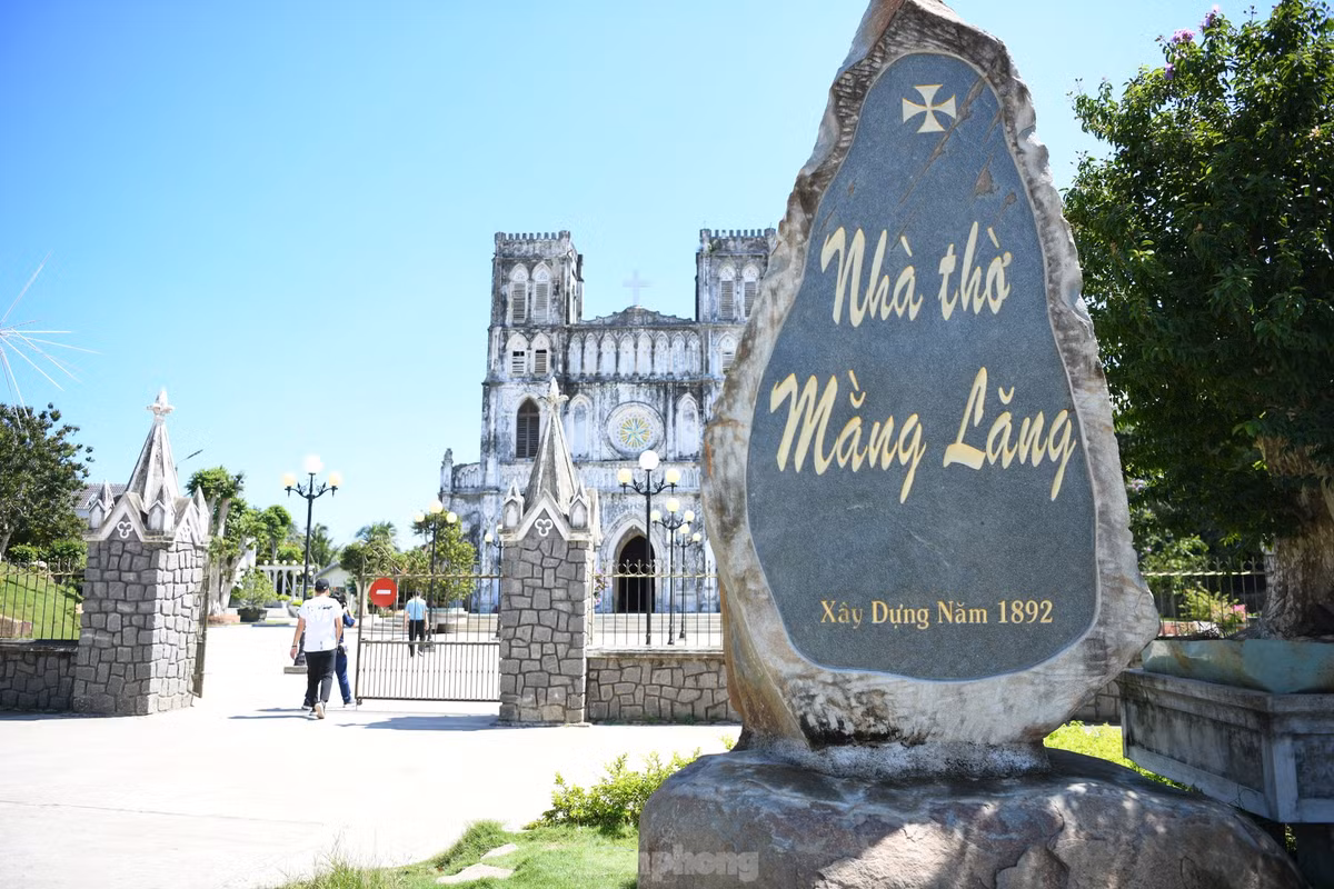 Nhà thờ Mằng Lăng tại xã An Thạch, huyện Tuy An, tỉnh Phú Yên, cho đến nay đã 131 năm tuổi, là một trong những nhà thờ Công giáo lâu đời nhất ở Việt Nam.
