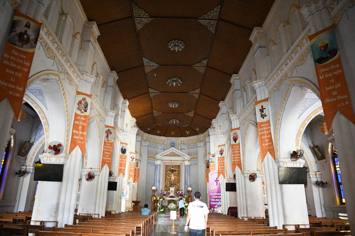 Bên trong thánh đường là những hàng cột được kết nối với nhau bằng những vòm cung nhọn. Đáng tiếc là sau trận bão năm 1924, mái vòm nguyên bản bị hư hại nặng và trần được làm lại, lợp phẳng bằng gỗ.