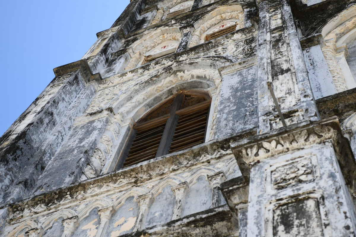 Điều tuyệt vời, và may mắn, cuốn sách đầu tiên được in bằng tiếng Việt Phép giảng tám ngày vẫn được cất giữ nguyên vẹn ở nhà thờ Mằng Lăng, xã An Thạch, huyện Tuy An, tỉnh Phú Yên.