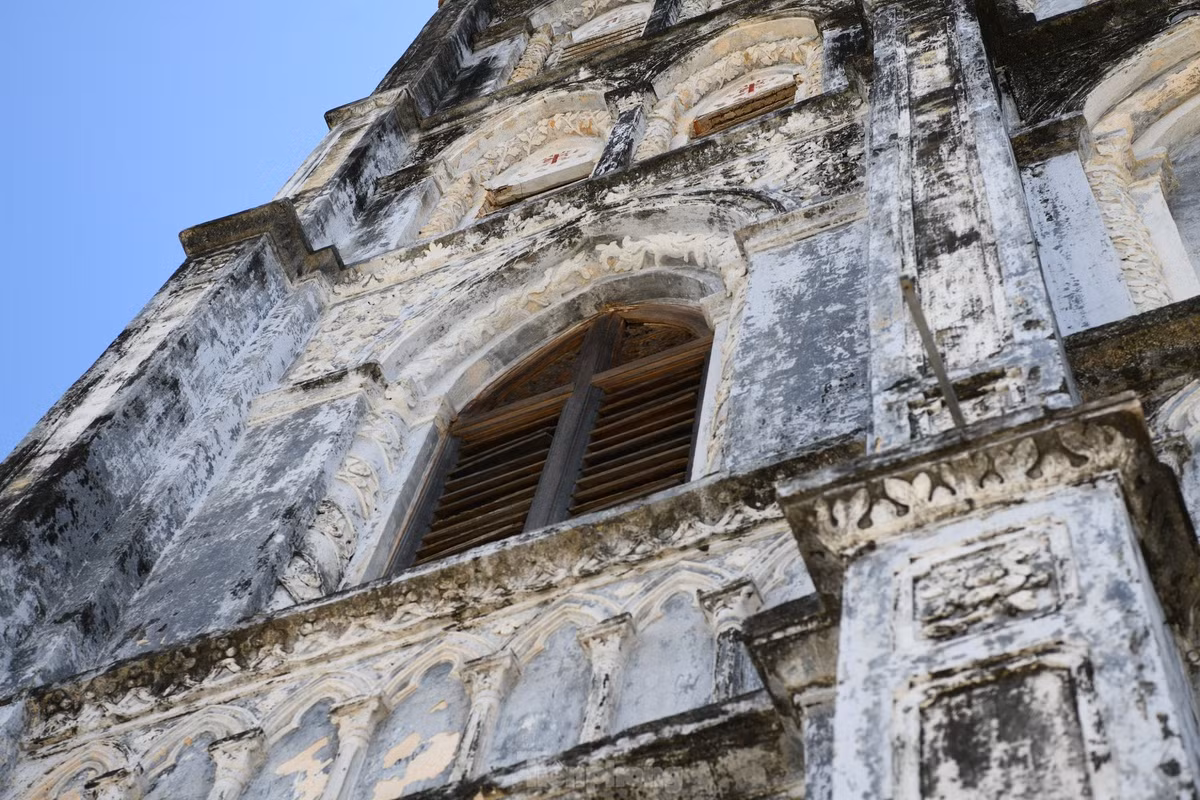Điều tuyệt vời, và may mắn, cuốn sách đầu tiên được in bằng tiếng Việt Phép giảng tám ngày vẫn được cất giữ nguyên vẹn ở nhà thờ Mằng Lăng, xã An Thạch, huyện Tuy An, tỉnh Phú Yên.