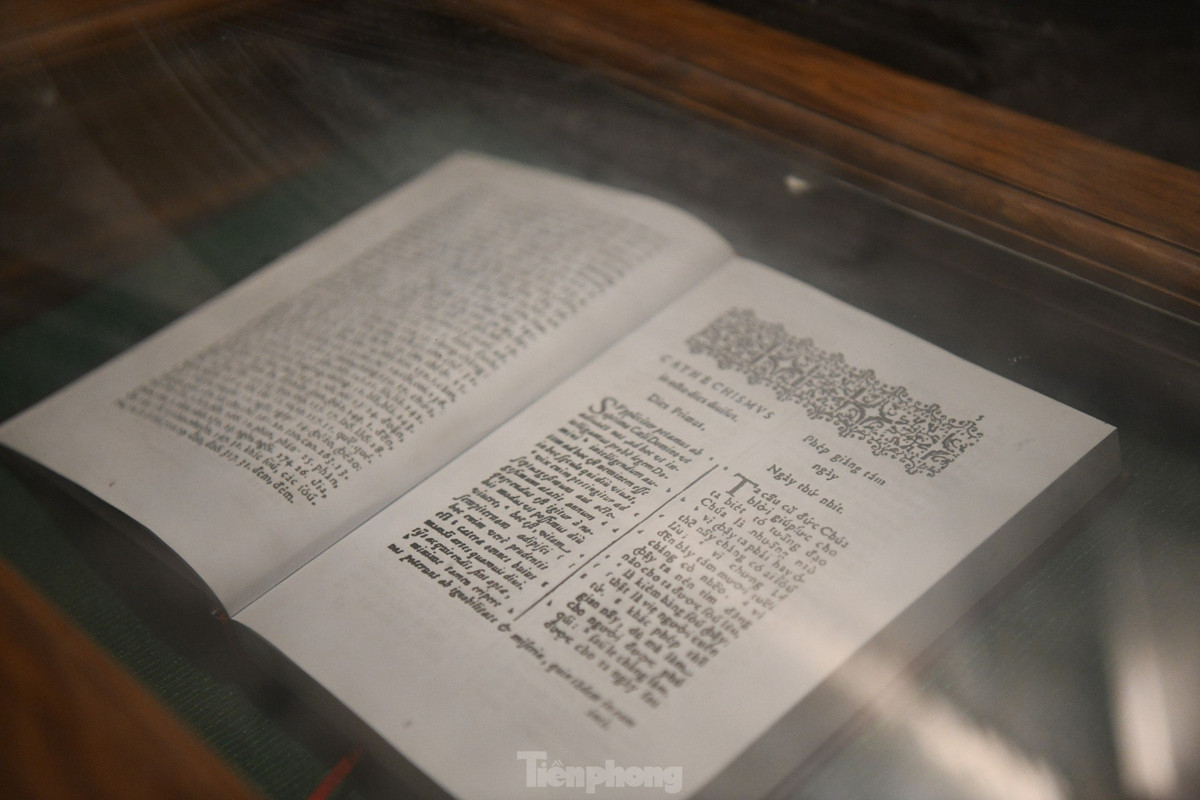 Cuốn sách Phép giảng tám ngày được trưng bày tại nhà thờ Mằng Lăng. Tuy nhiên đây chỉ là phiên bản in lại, còn bản gốc được cất giữ nhằm bảo quản tốt hơn.