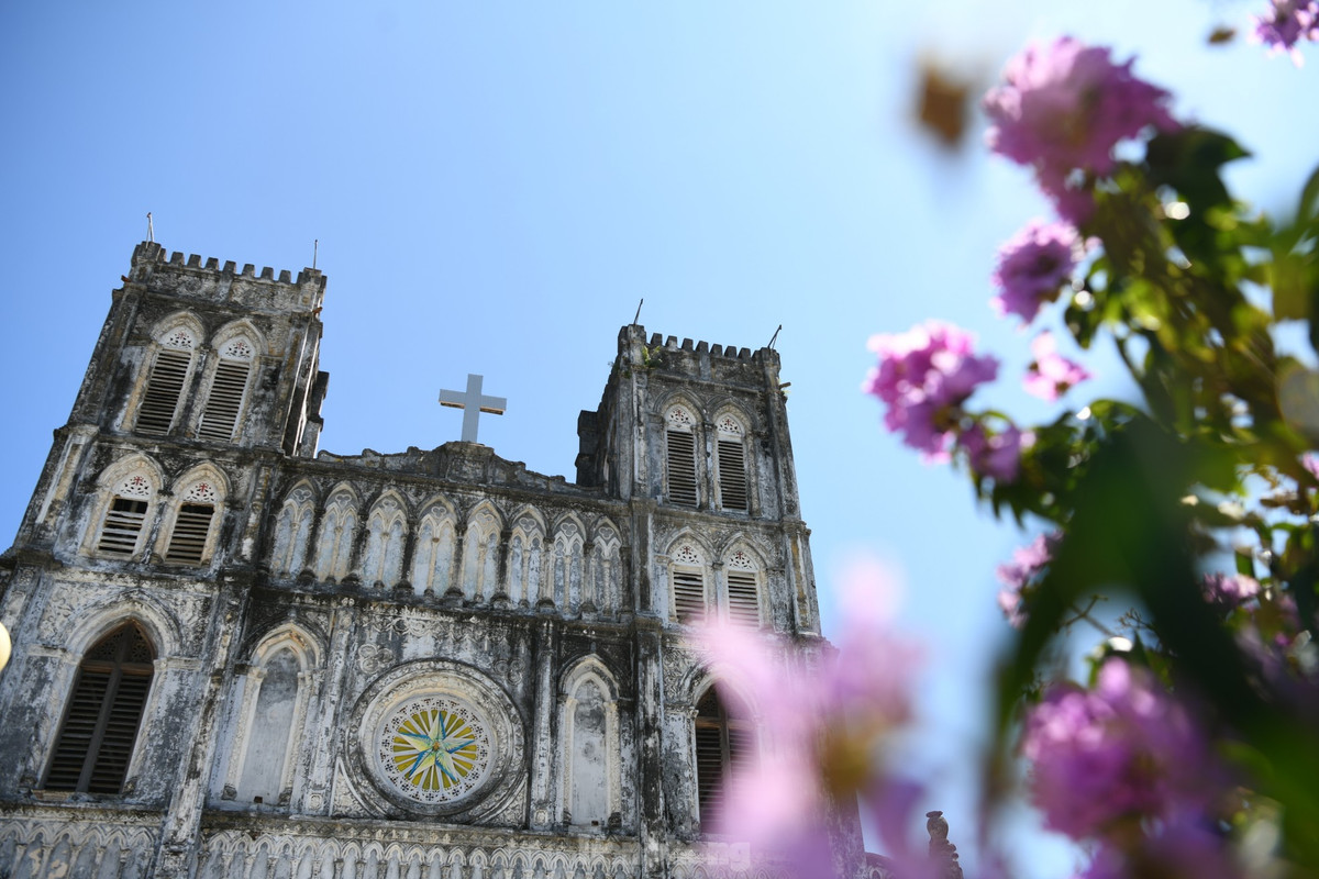 Tên gọi Mằng Lăng xuất phát từ rừng mằng lăng hoa tím (cùng họ với bằng lăng) phủ kín nơi đây. Sau hơn một thế kỷ với nhiều biến động, rừng mằng lăng đã không còn. Tuy nhiên tại Mằng Lăng vẫn còn chiếc bàn được làm từ gỗ mằng lăng thủa xưa.